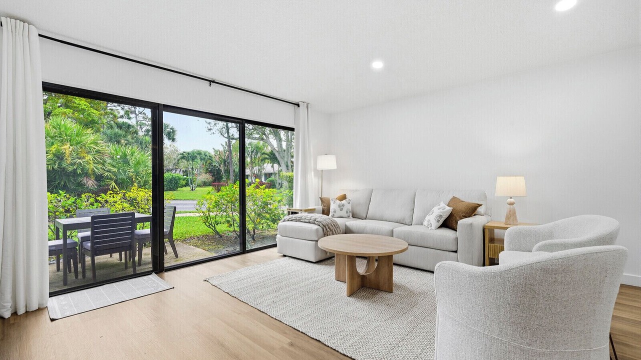 Photo of Livingroom in Hunt Club