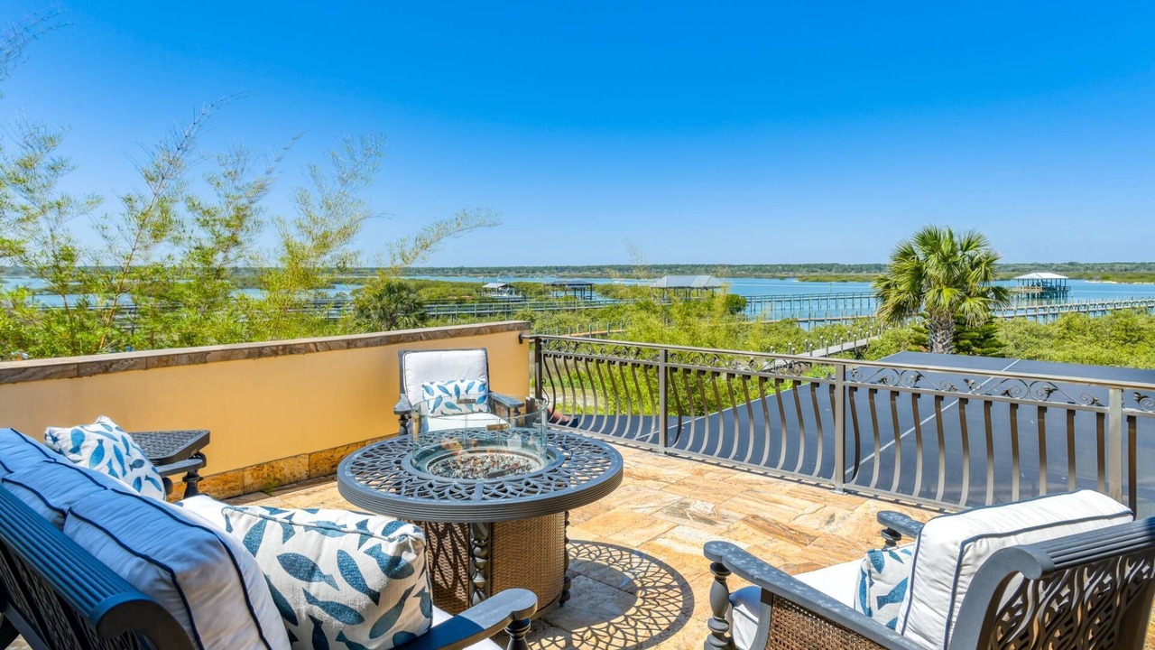 Photo of Patio Balcony in Crescent Beach