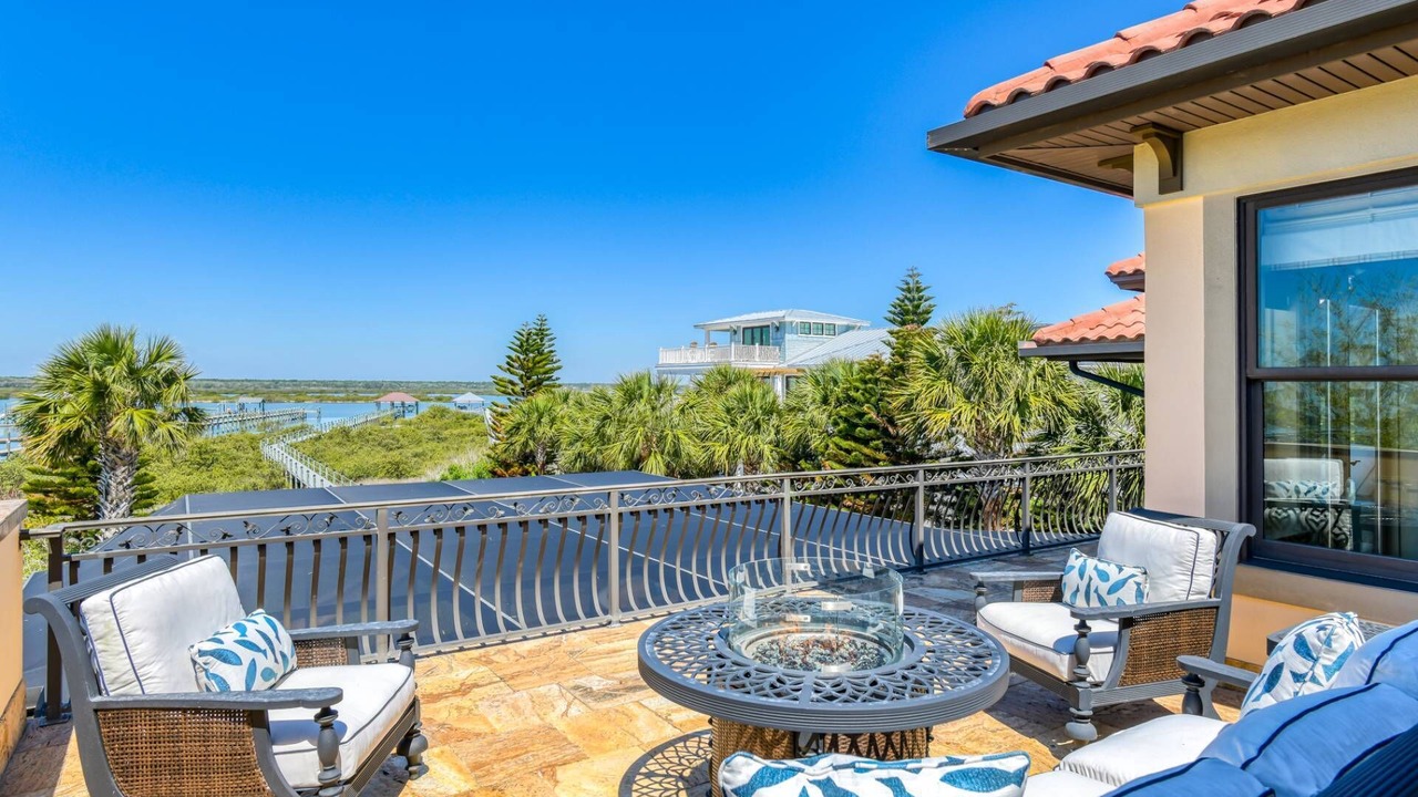 Photo of Patio Balcony in Crescent Beach
