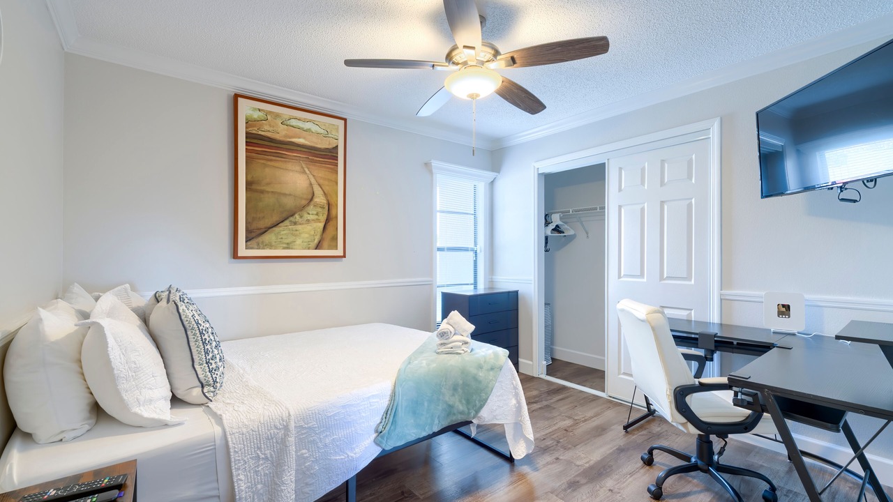 Photo of Bedroom in Berkeley Manor