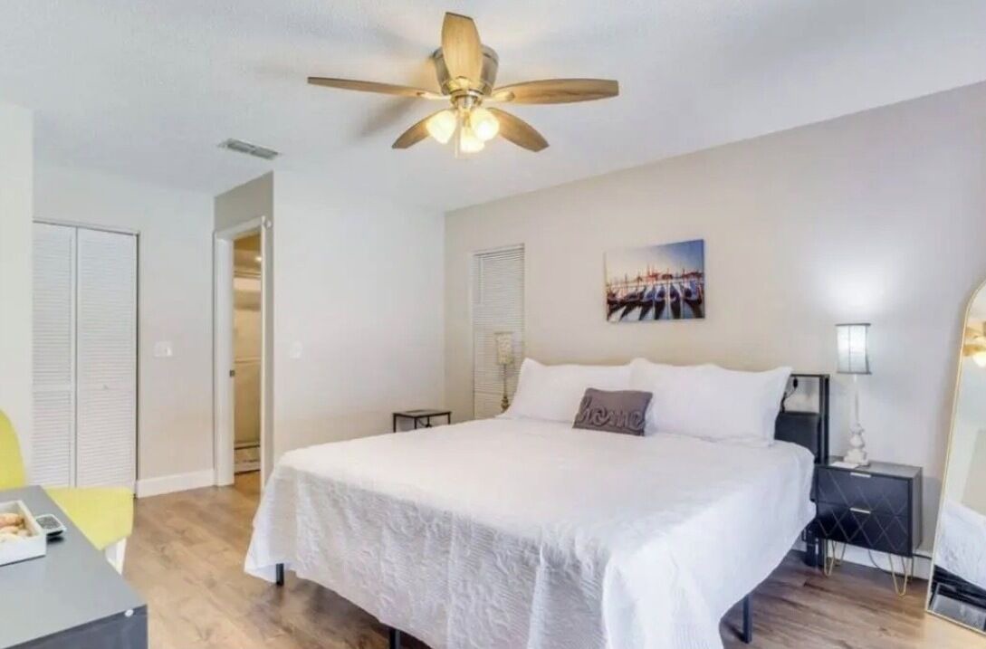 Photo of Bedroom in Berkeley Manor