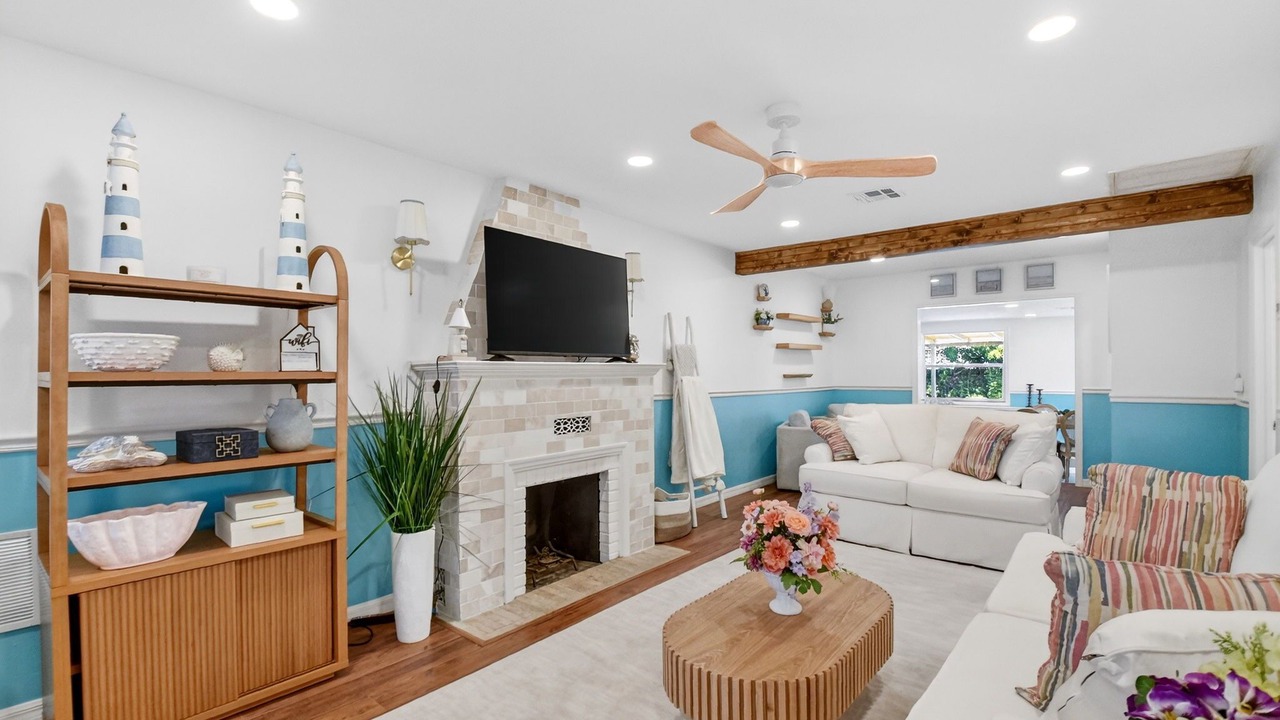 Photo of Livingroom in Parrot Cove