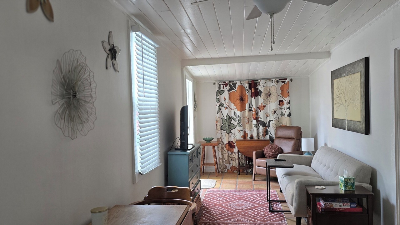 Photo of Livingroom in Parrot Cove