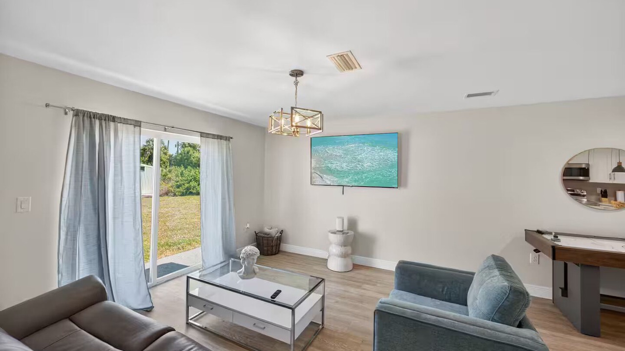 Photo of Livingroom in Englewood East