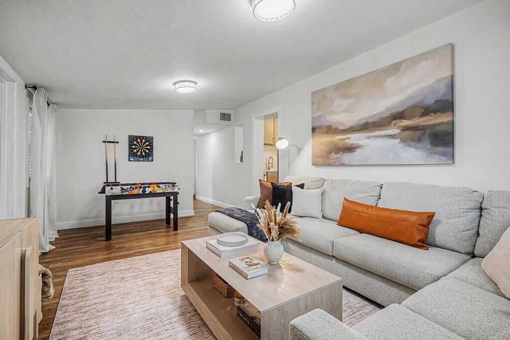 Photo of Livingroom in Town N County Park