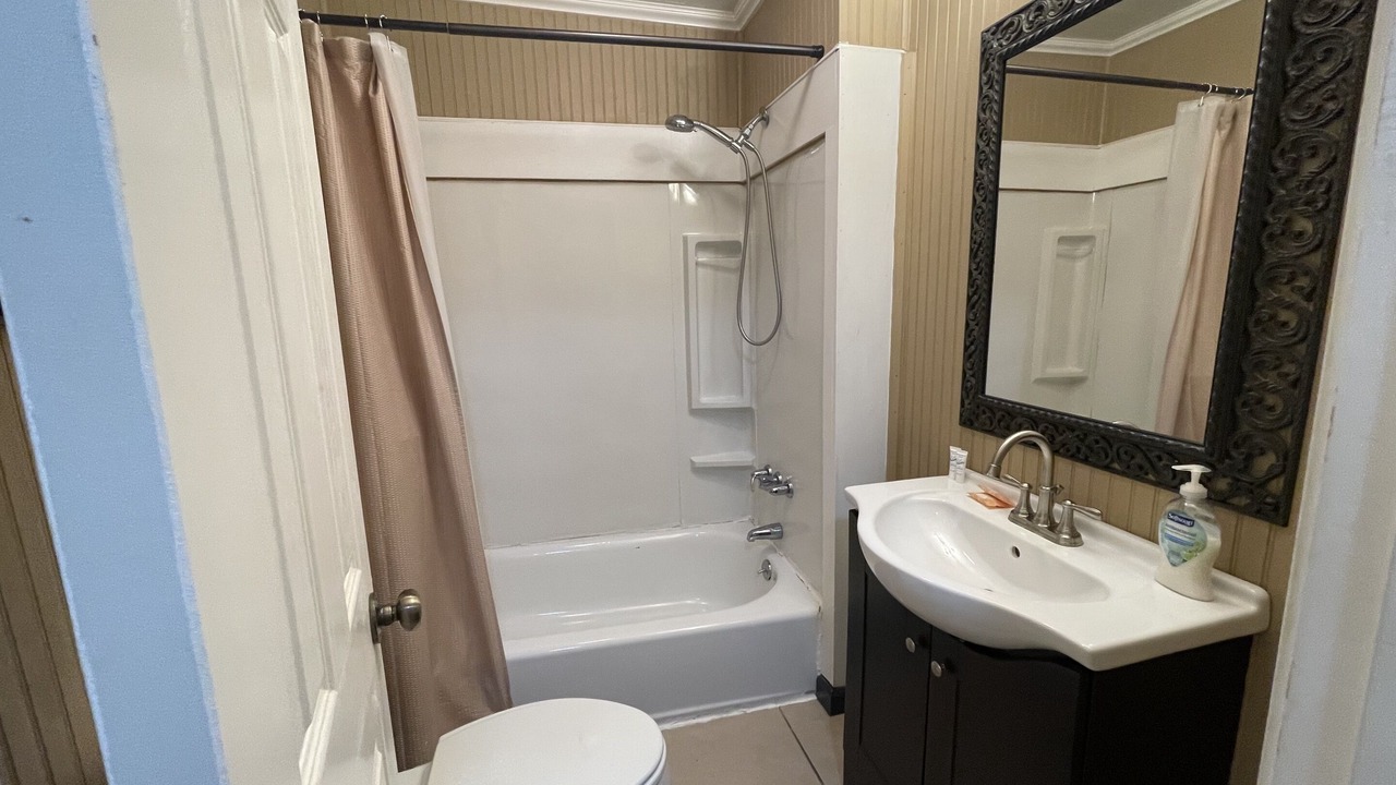 Photo of Bathroom in Hartsfield