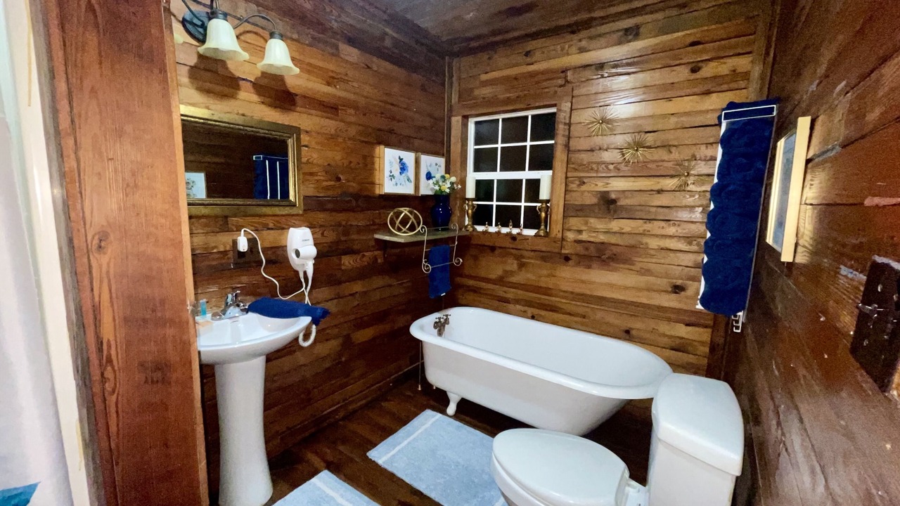 Photo of Bathroom in Hartsfield