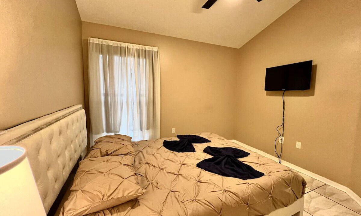 Photo of Bedroom in Town 'n' Country