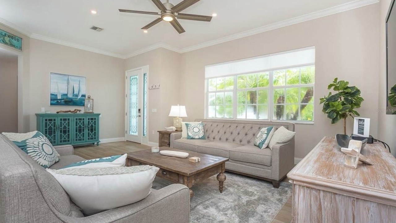 Photo of Livingroom in Englewood East
