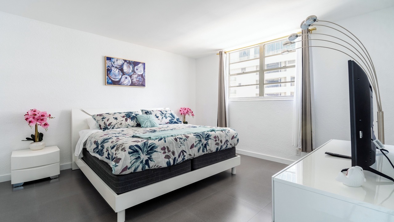 Photo of Bedroom in Hollywood South Central Beach