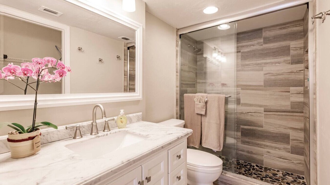 Photo of Bathroom in Park Shore