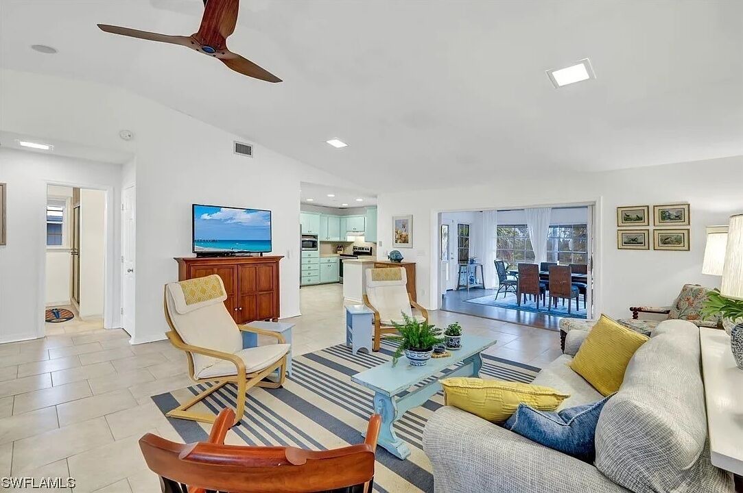 Photo of Livingroom in Alden Pines
