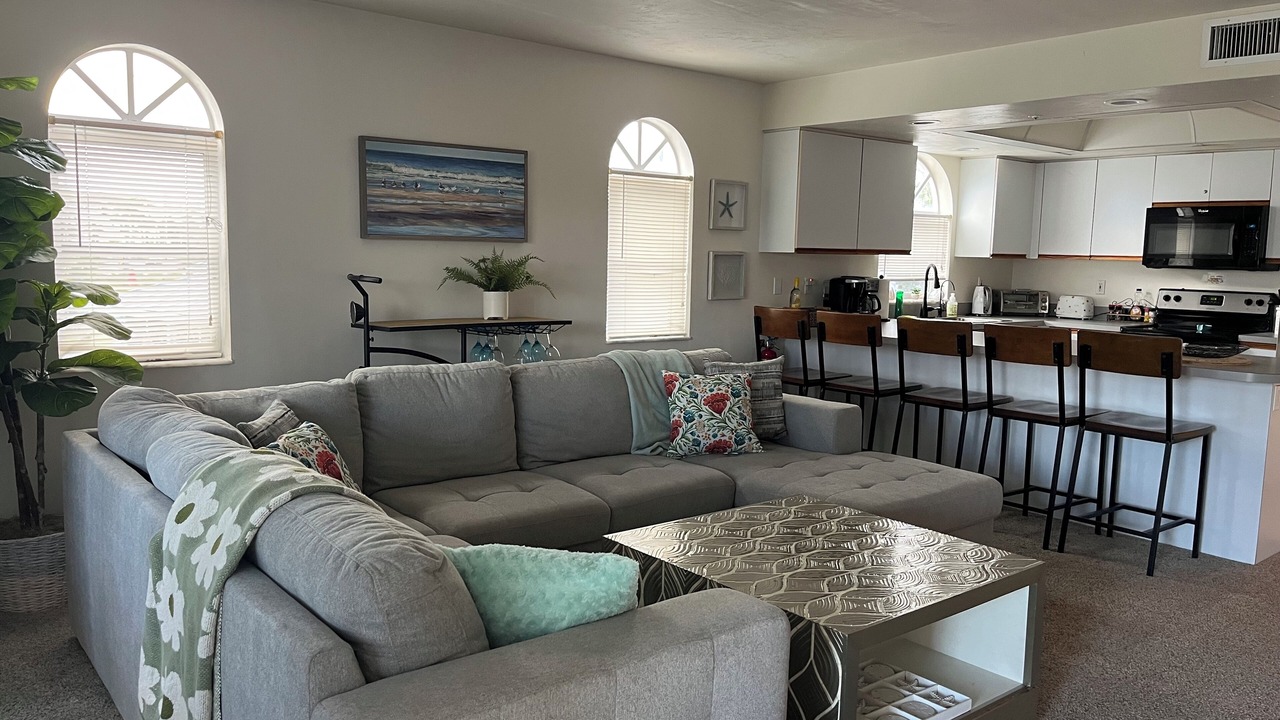 Photo of Livingroom in Mid Island