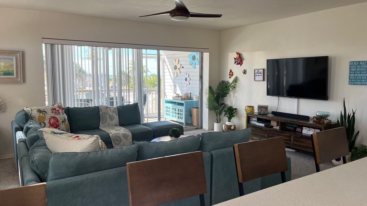 Photo of Livingroom in Mid Island