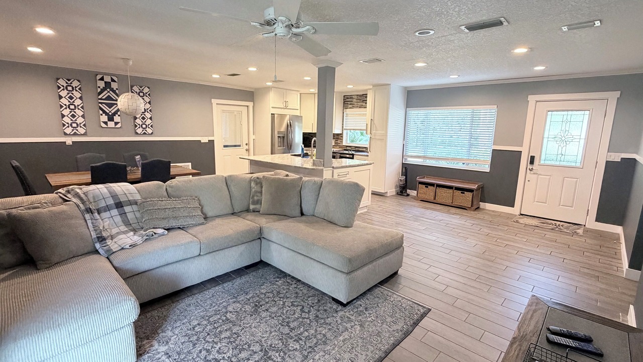 Photo of Livingroom in Indian Waters