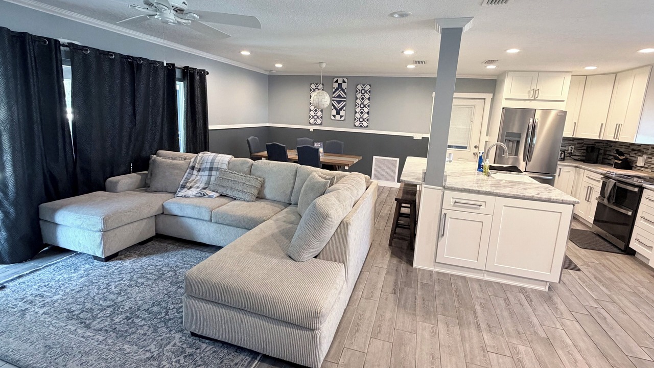 Photo of Livingroom in Indian Waters
