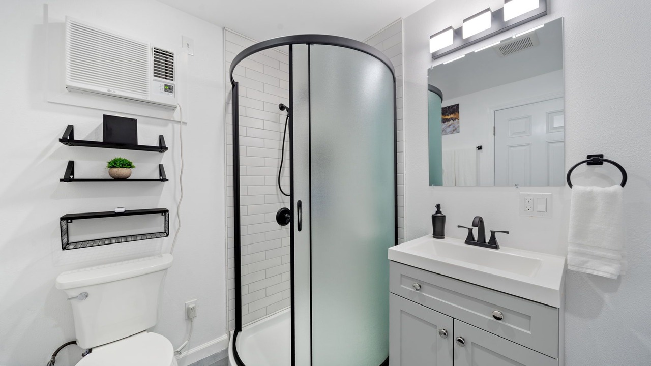 Photo of Bathroom in Carver City - Lincoln Gardens