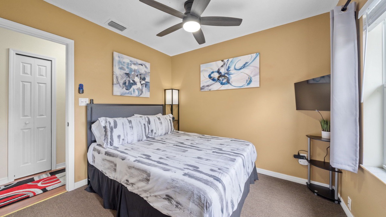 Photo of Bedroom in Carver City - Lincoln Gardens
