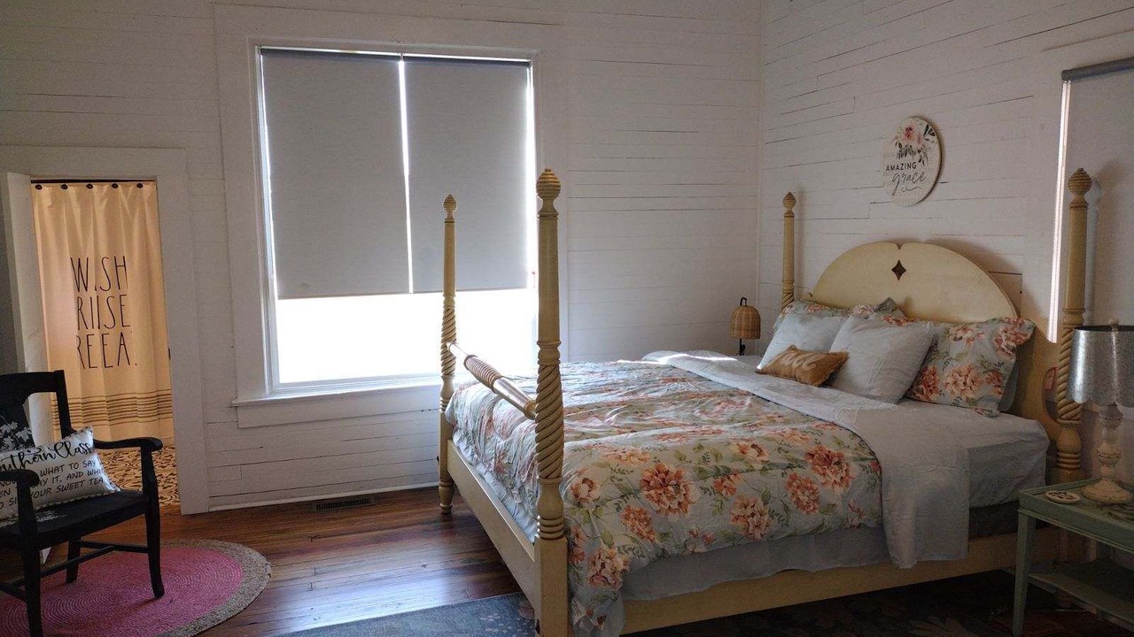 Photo of Bedroom in Brooks County