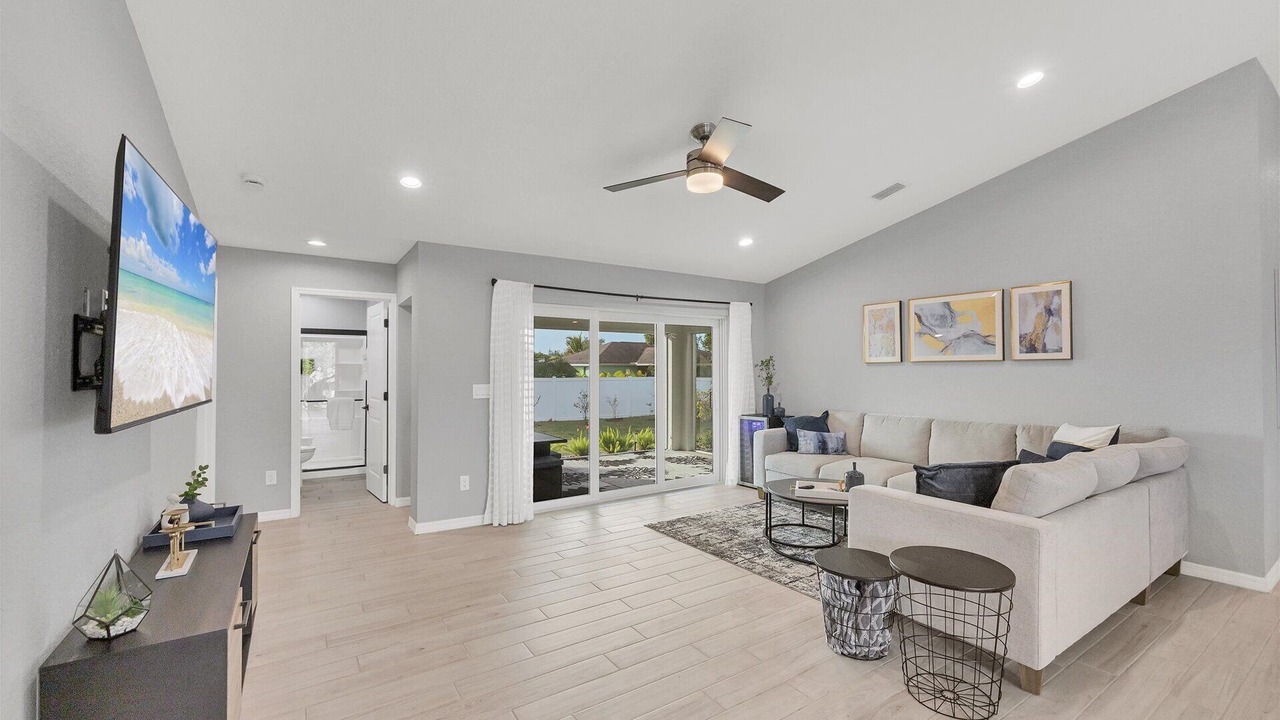 Photo of Livingroom in Englewood East