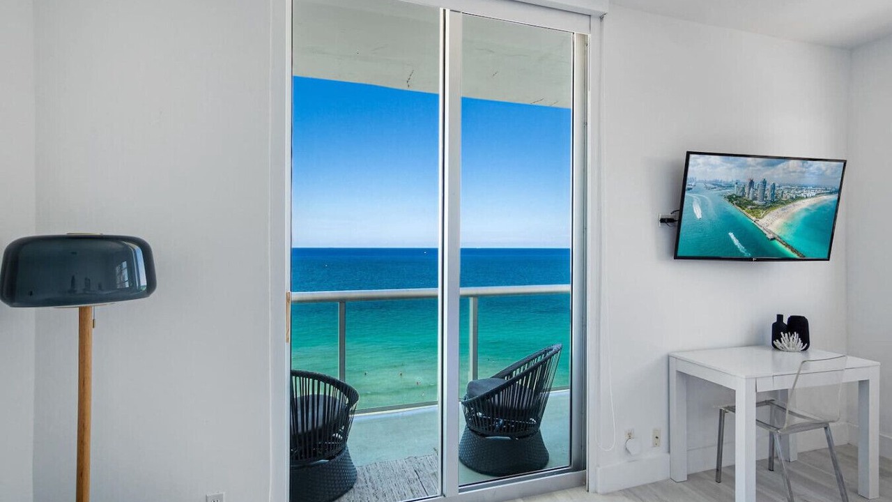Photo of Livingroom in Hollywood South Central Beach