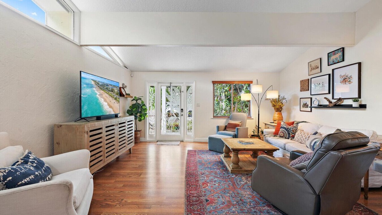 Photo of Livingroom in Yacht Club Estates