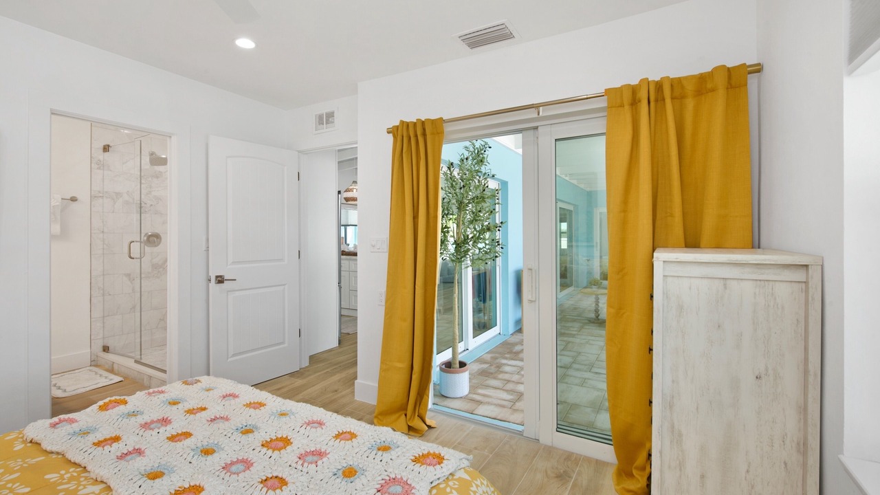 Photo of Bedroom in Mid Island