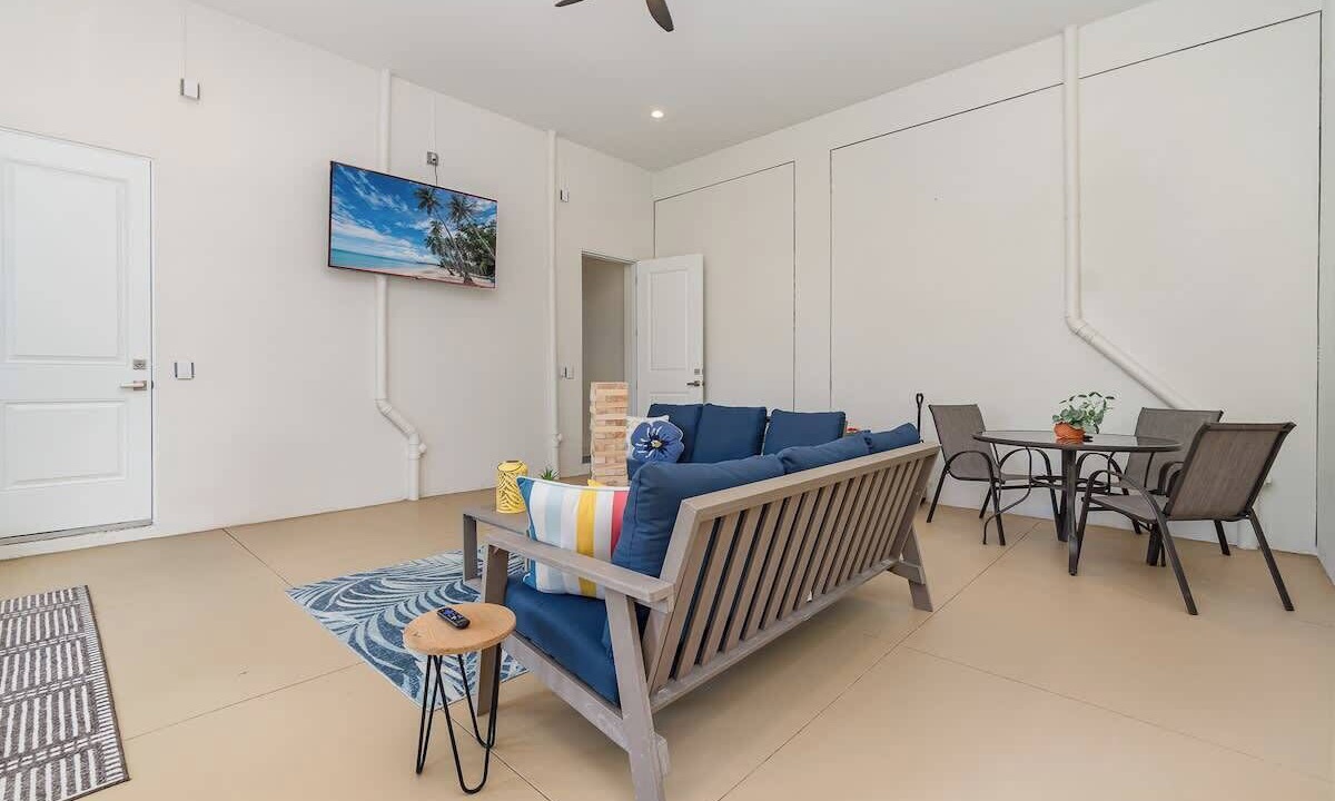 Photo of Livingroom in Mid Island