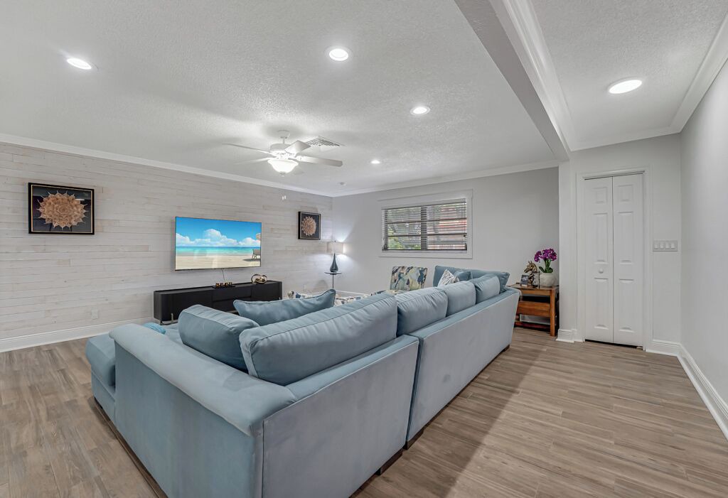 Photo of Livingroom in Parrot Cove