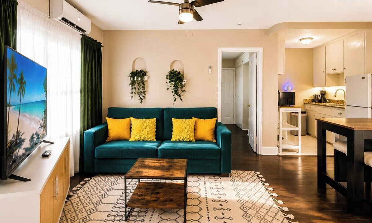 Photo of Livingroom in Historic Uptown