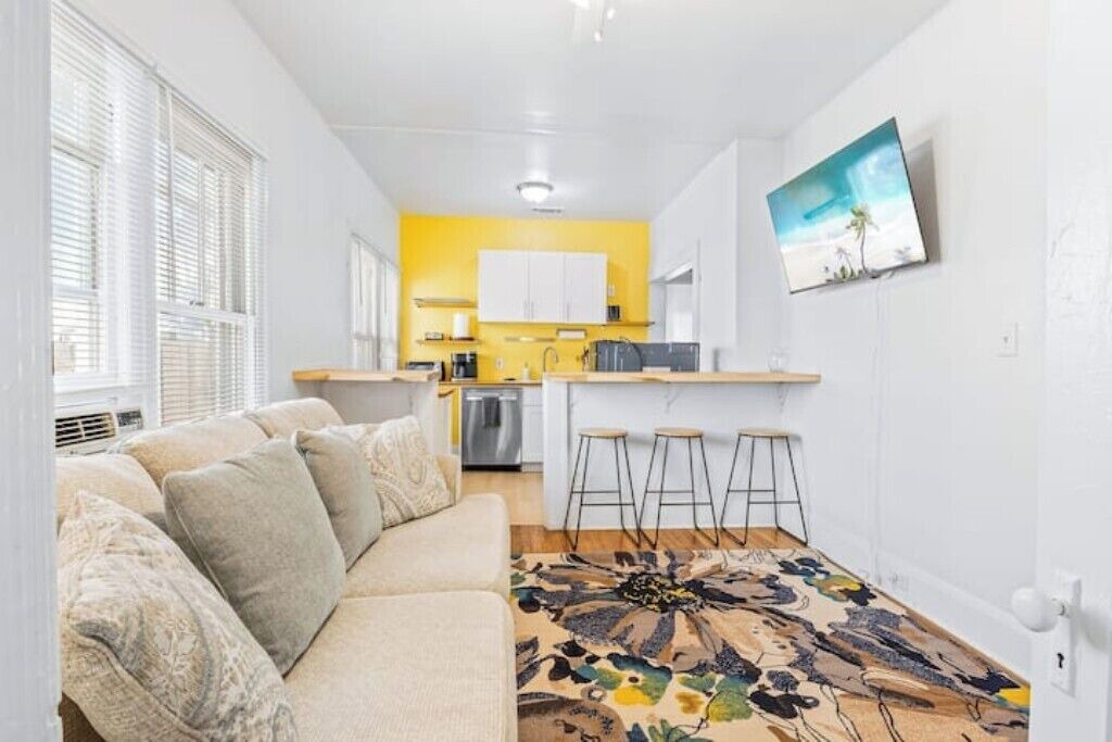 Photo of Livingroom in Historic Uptown