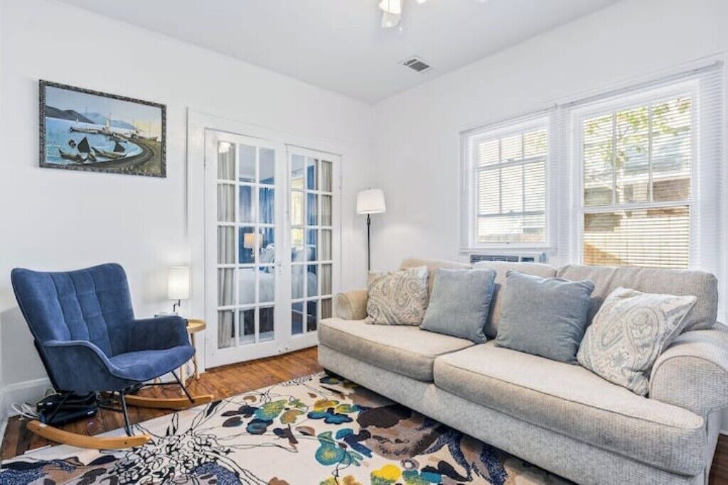 Photo of Livingroom in Historic Uptown