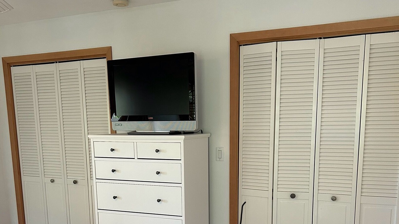Photo of Bedroom in Doctor's Arm