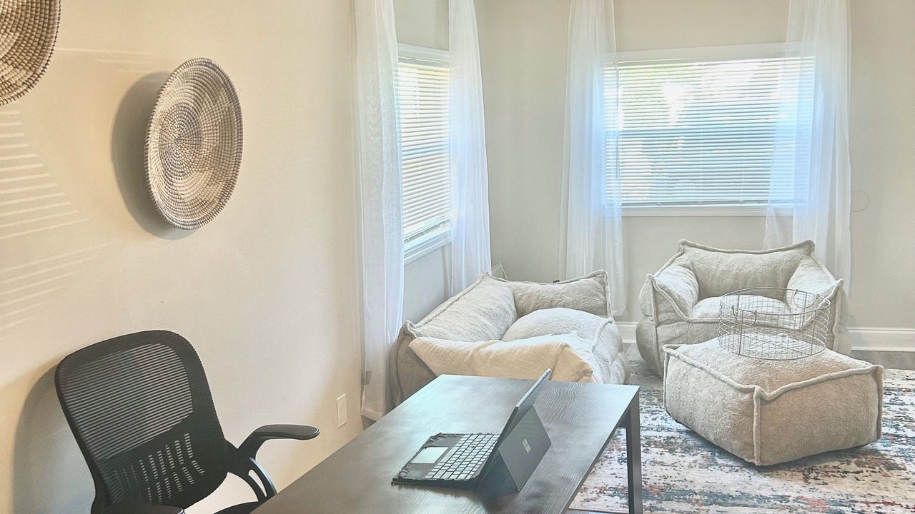 Photo of Livingroom in Carver City - Lincoln Gardens