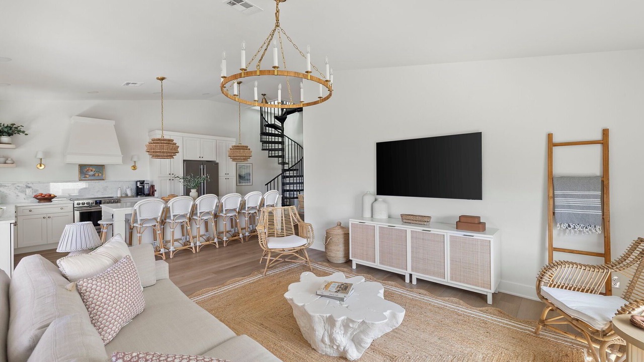 Photo of Livingroom in Mid Island