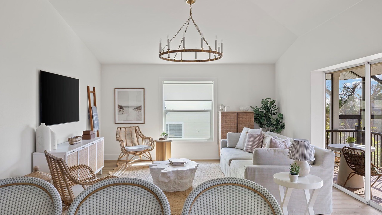 Photo of Livingroom in Mid Island