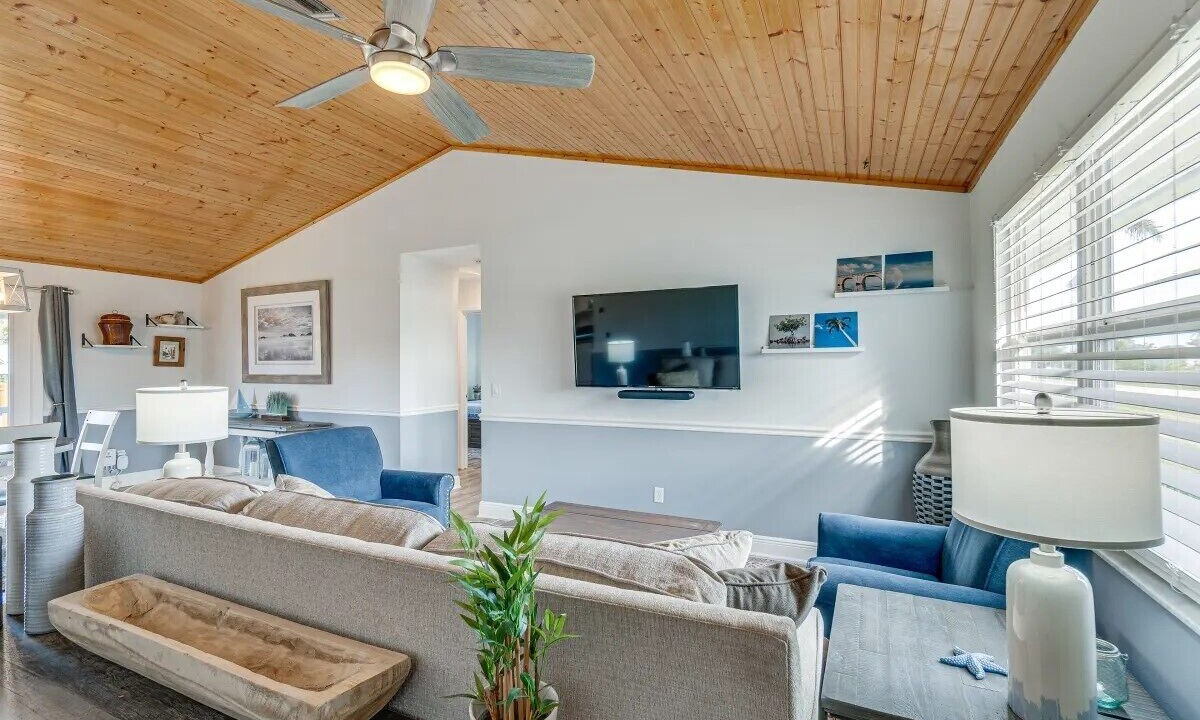 Photo of Livingroom in Bokeelia