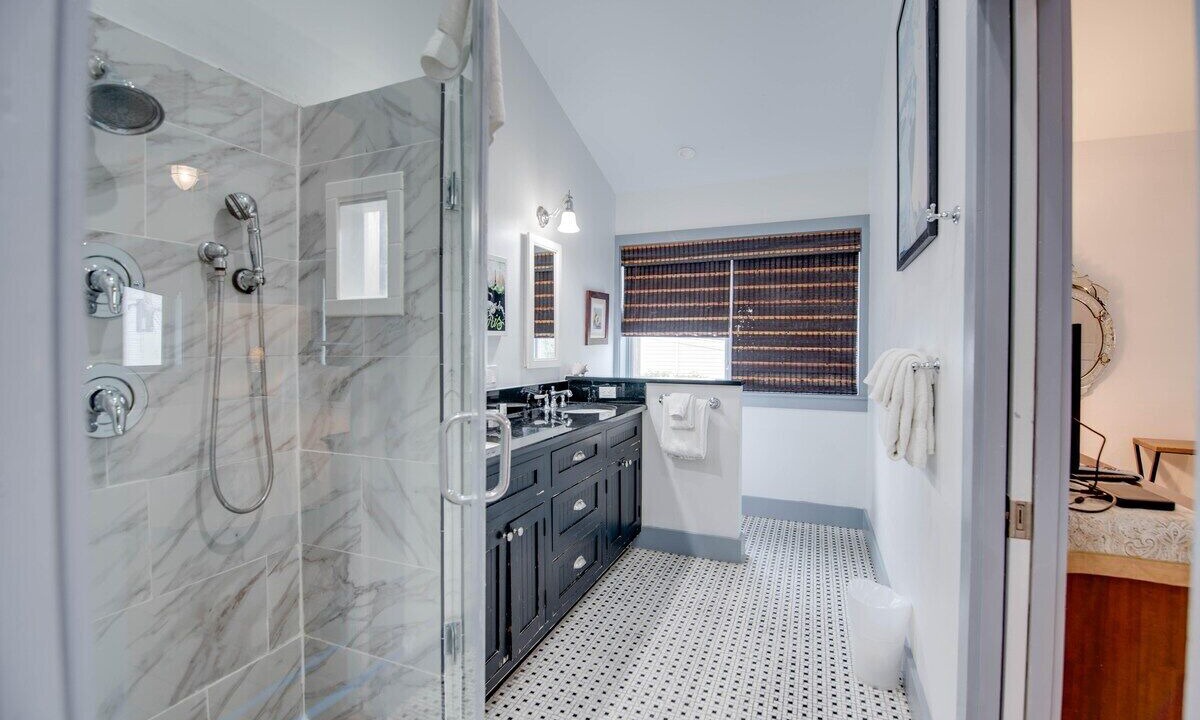 Photo of Bathroom in Uptown - Upper Duval