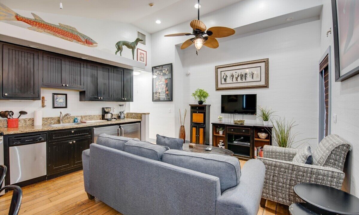 Photo of Livingroom in Uptown - Upper Duval