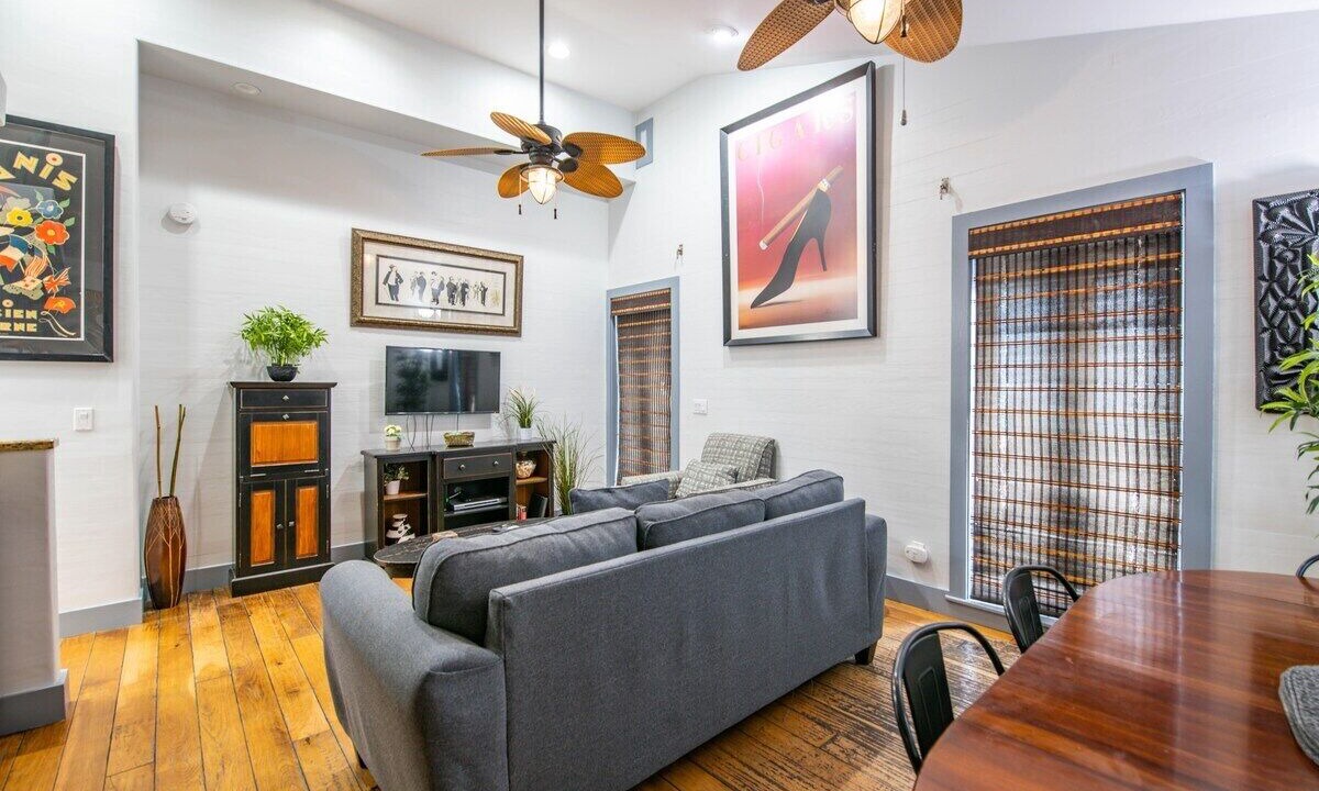 Photo of Livingroom in Uptown - Upper Duval