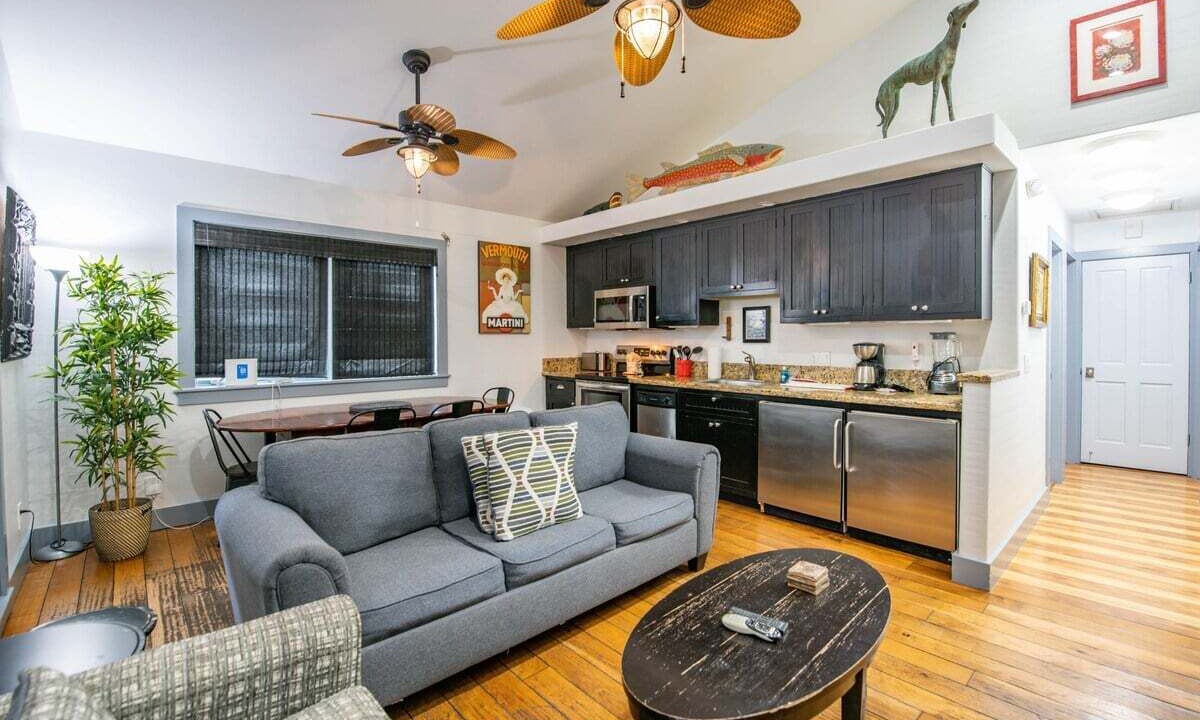 Photo of Livingroom in Uptown - Upper Duval