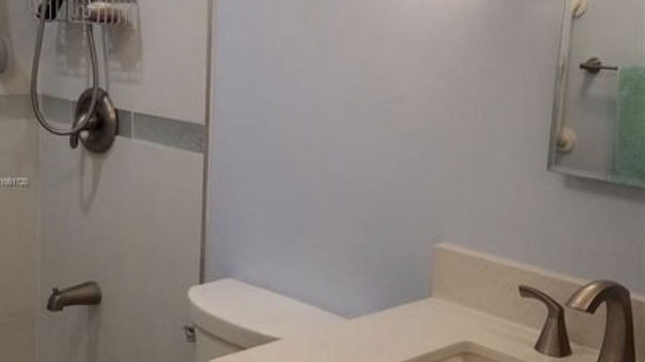 Photo of Bathroom in Lake Worth Corridor