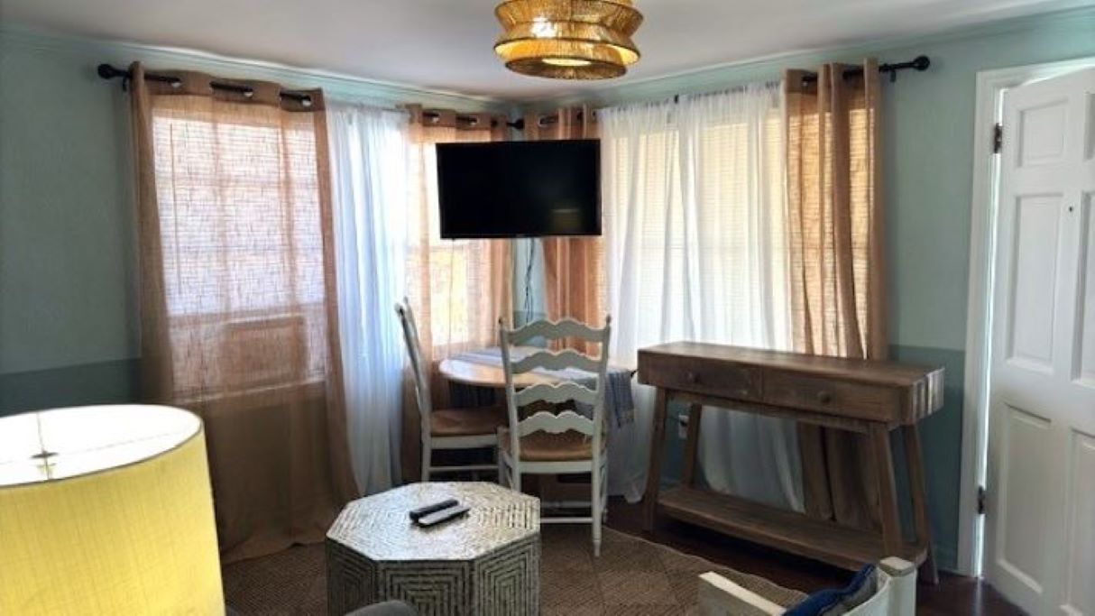 Photo of Livingroom in Biltmore Beach