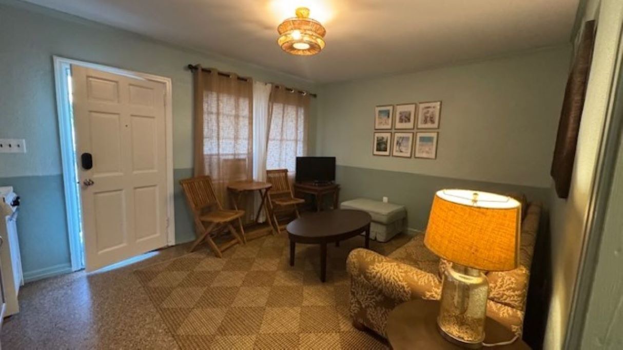 Photo of Livingroom in Biltmore Beach