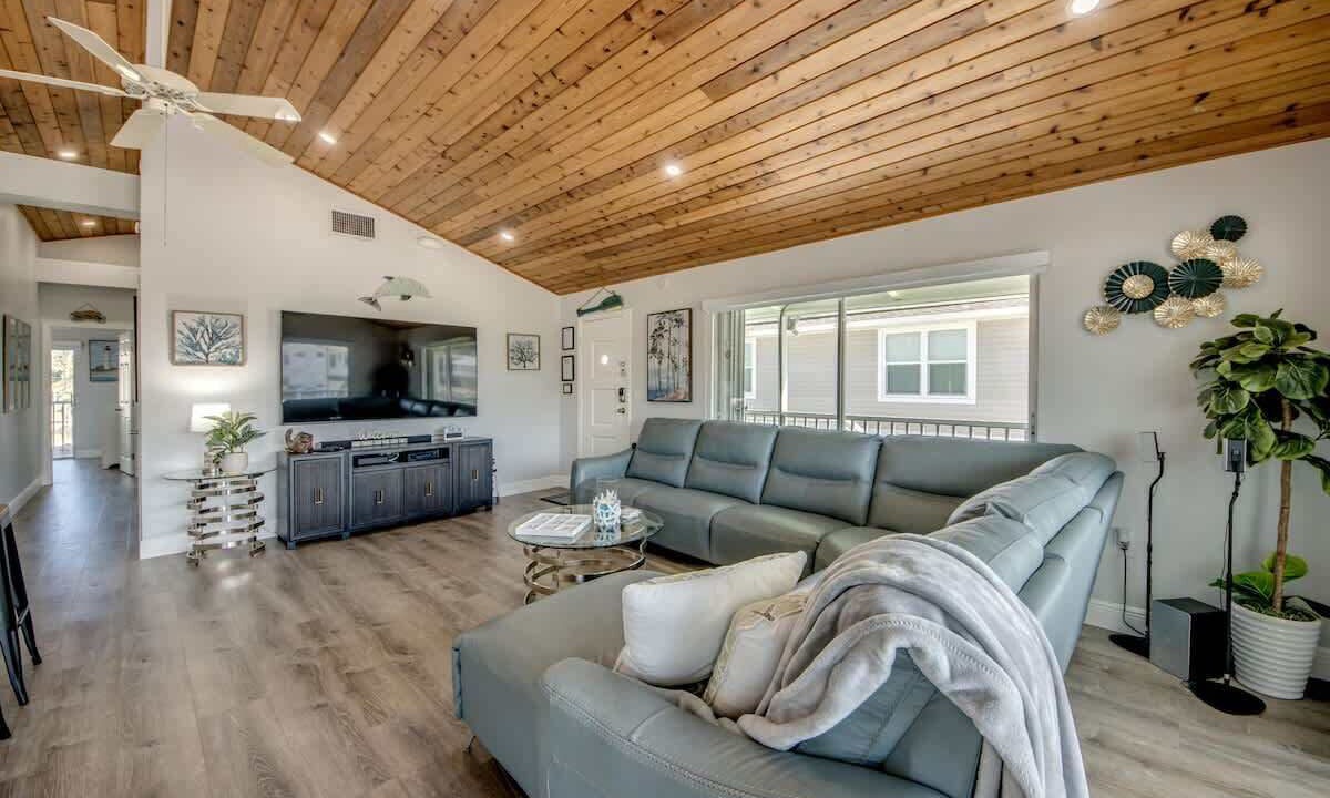Photo of Livingroom in Mid Island