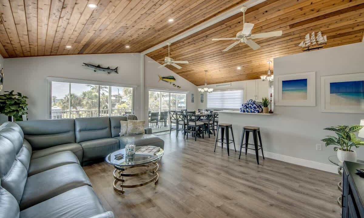 Photo of Livingroom in Mid Island