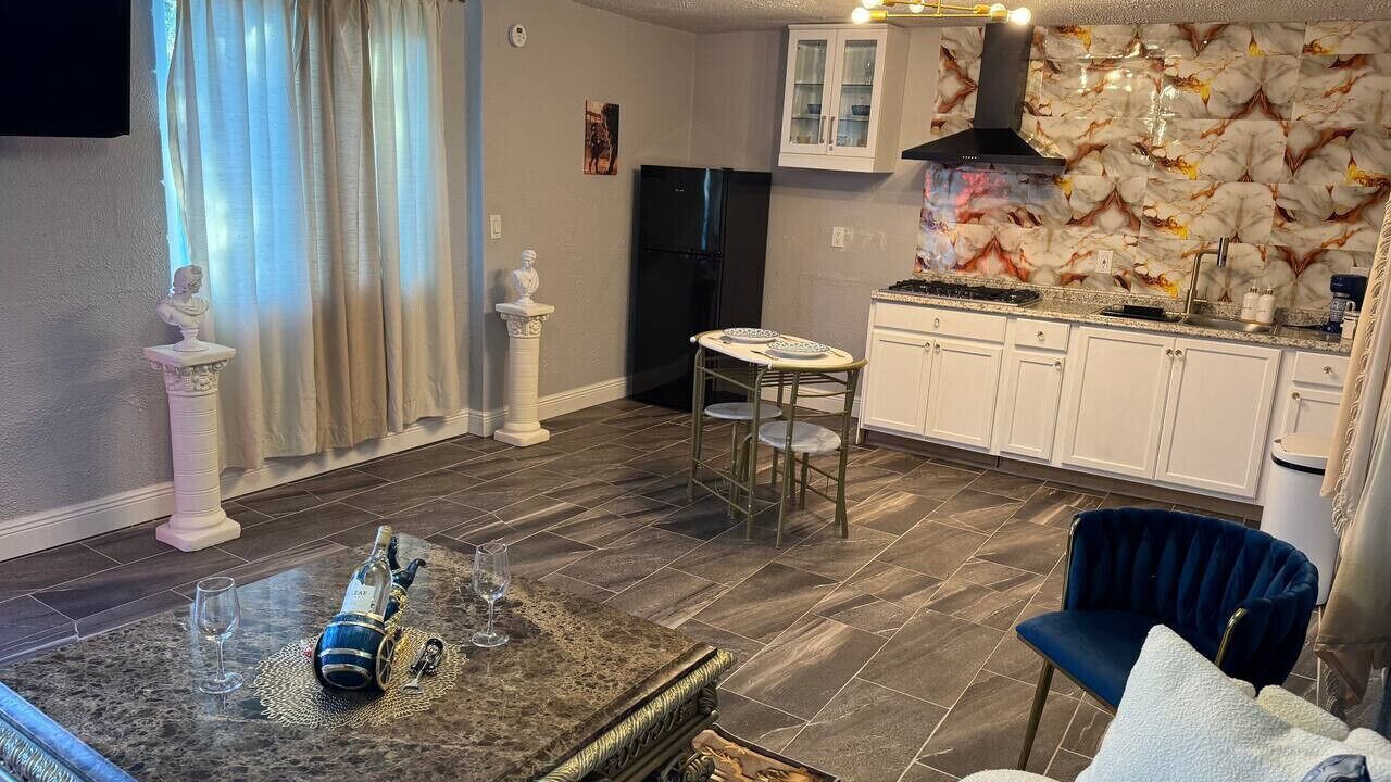 Photo of Livingroom in Westside