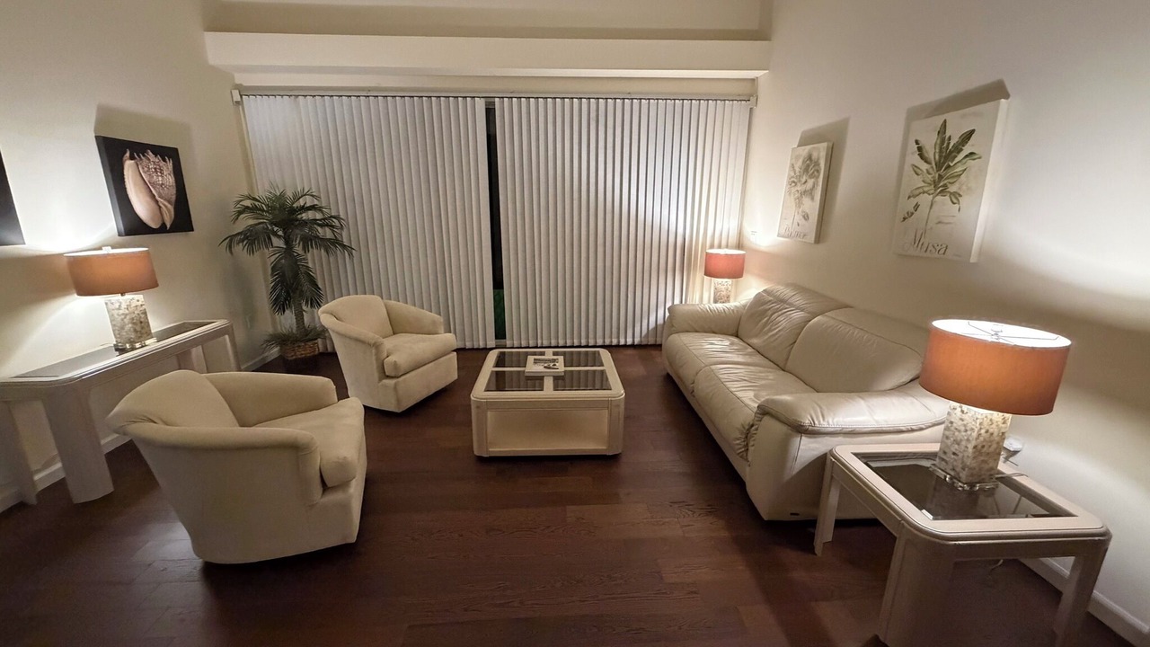 Photo of Livingroom in Golden Beach