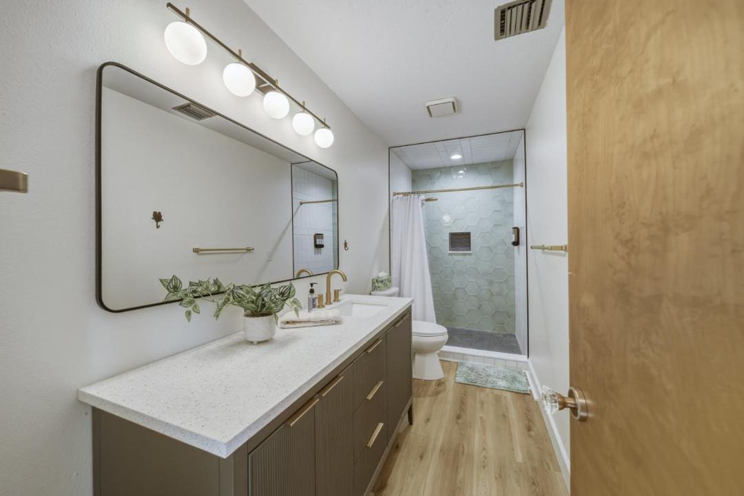 Photo of Bathroom in Bayshore Gardens
