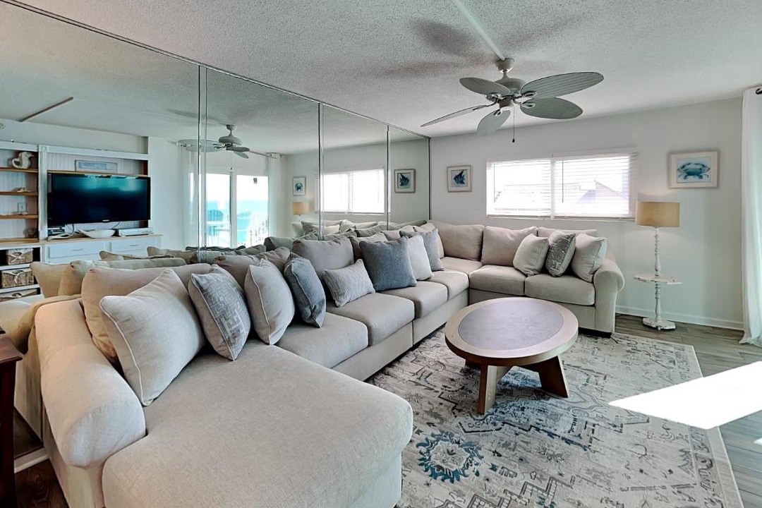 Photo of Livingroom in Biltmore Beach